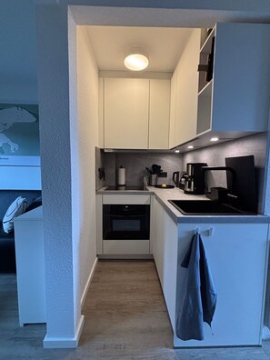 Wasserkocher mit Kaffee-/Teezubehör, Kühlschrank, Mikrowelle, Ofen