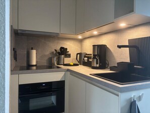 Réfrigérateur, four à micro-ondes, un four, surface de cuisson