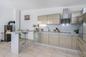Coffee/tea maker, fridge, microwave, oven
