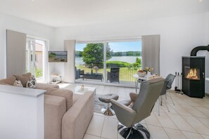 TV, fireplace, table tennis, stereo