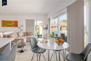 TV, fireplace - Vacation apartment Krebssee Idyll 2 - Oasis of peace by the lake in Neu - Sallenthin: modern (Heringsdorf)