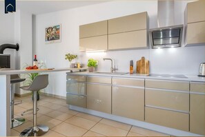 Een koelkast, een microgolfoven, een oven, een kookplaat