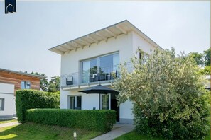 Exterior - Vacation apartment Krebssee Idyll 2 - Oasis of peace by the lake in Neu - Sallenthin: modern (Heringsdorf)