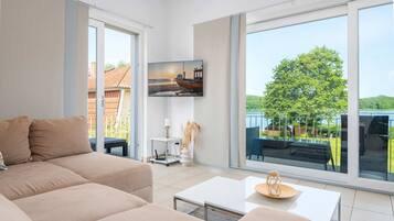 Fernseher, Kamin, Tischtennisplatte, Stereoanlage