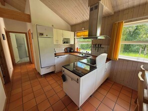 Réfrigérateur, un four, surface de cuisson, lave-vaisselle
