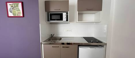 Kühlschrank, Mikrowelle, Wasserkocher mit Kaffee-/Teezubehör