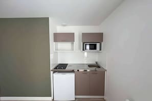 Kühlschrank, Mikrowelle, Wasserkocher mit Kaffee-/Teezubehör