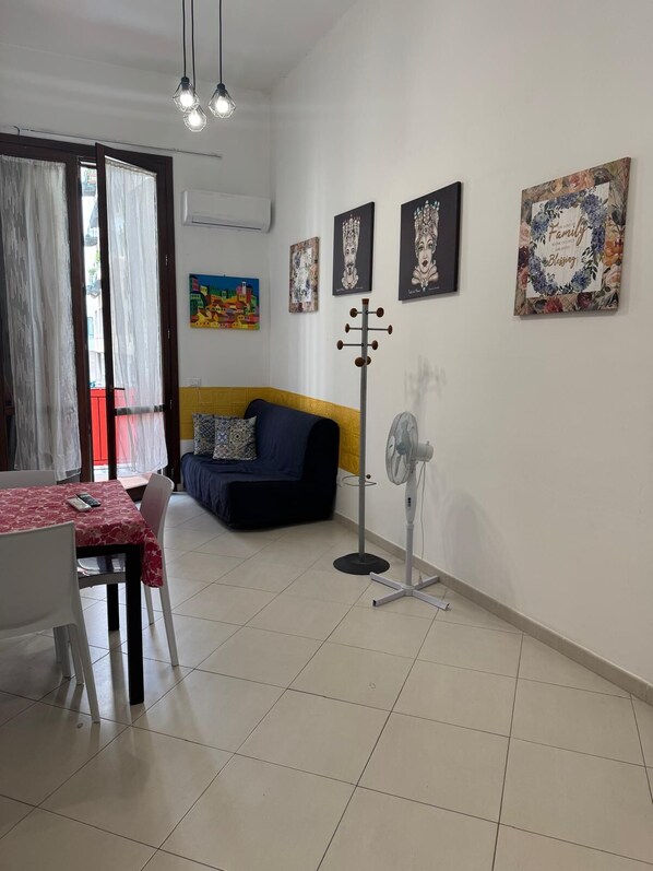Interior - Cozy air-conditioned apartment 5 minutes from the Politeama Theater (Palermo)