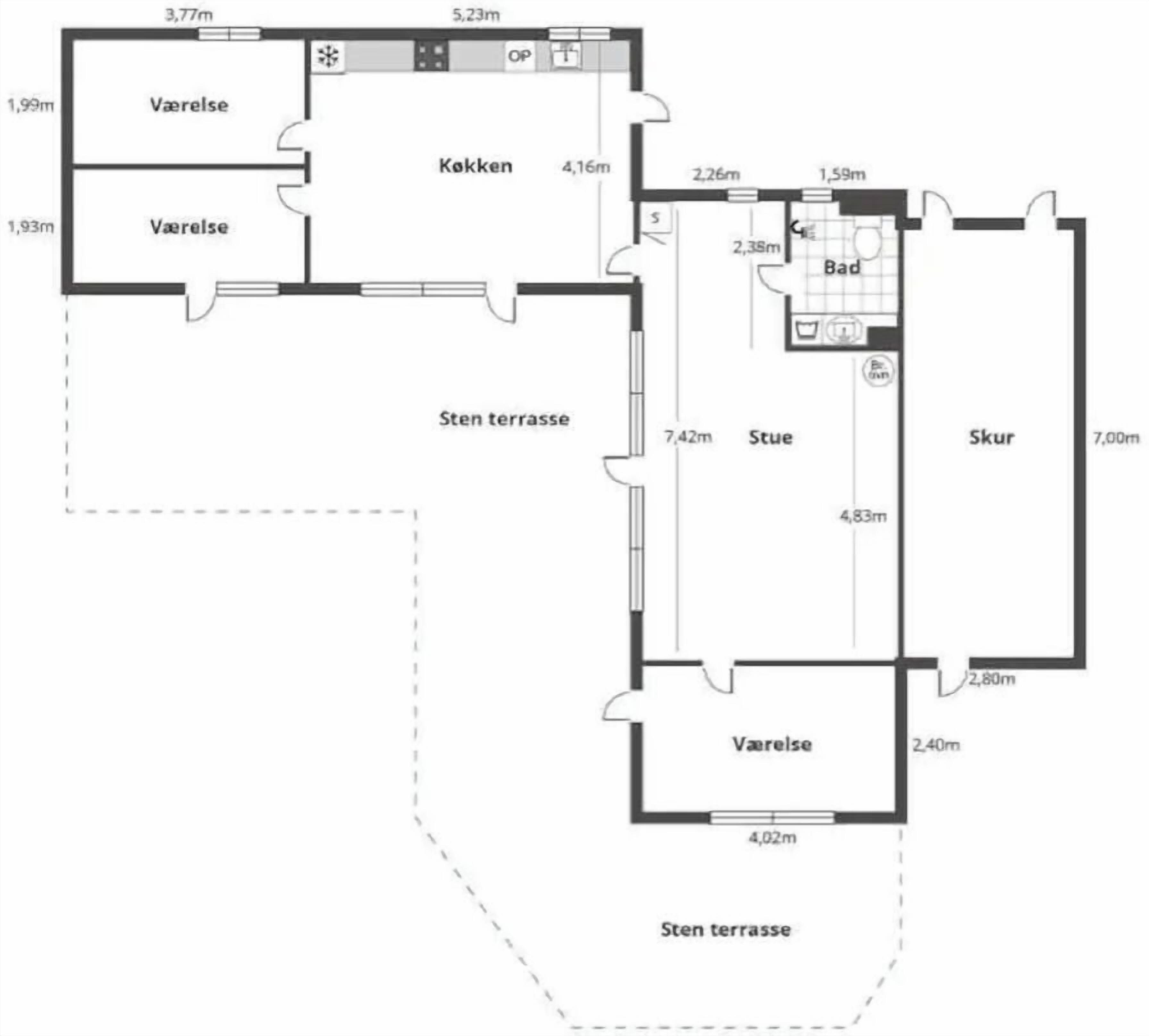 Ein Grundriss mit zwei eigenen Badezimmern, einer Küche, einem Wohnbereich, einem Essbereich und einer Treppe.