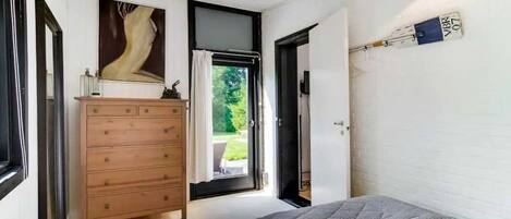 3 bedrooms, iron/ironing board, WiFi (free)