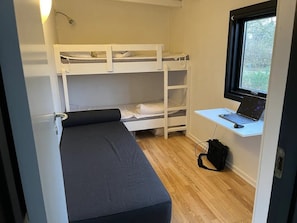 3 bedrooms, iron/ironing board, WiFi (free)