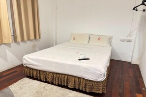 1 bedroom, desk, WiFi, bed sheets