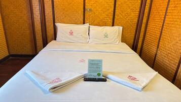 1 bedroom, desk, WiFi, bed sheets