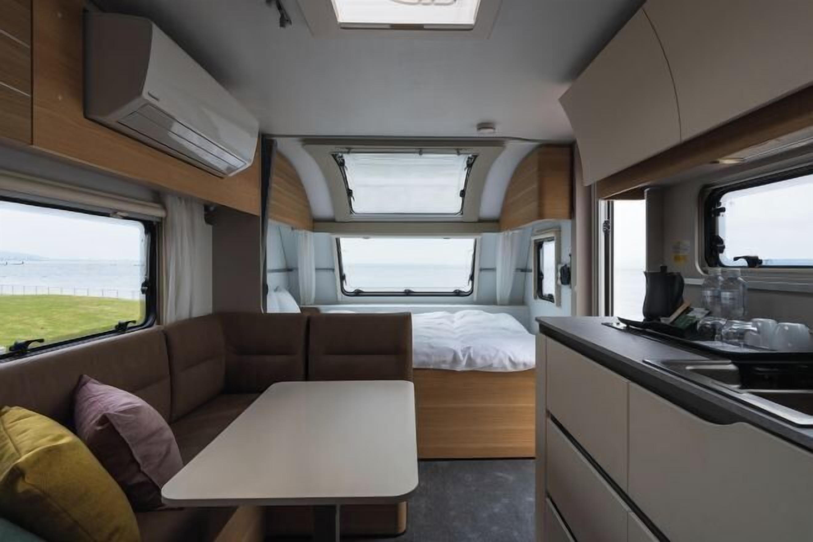 Dundyner, skrivebord, skrivebord for bærbar PC og wi-fi (inkludert)