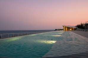 Una piscina al aire libre, sombrillas