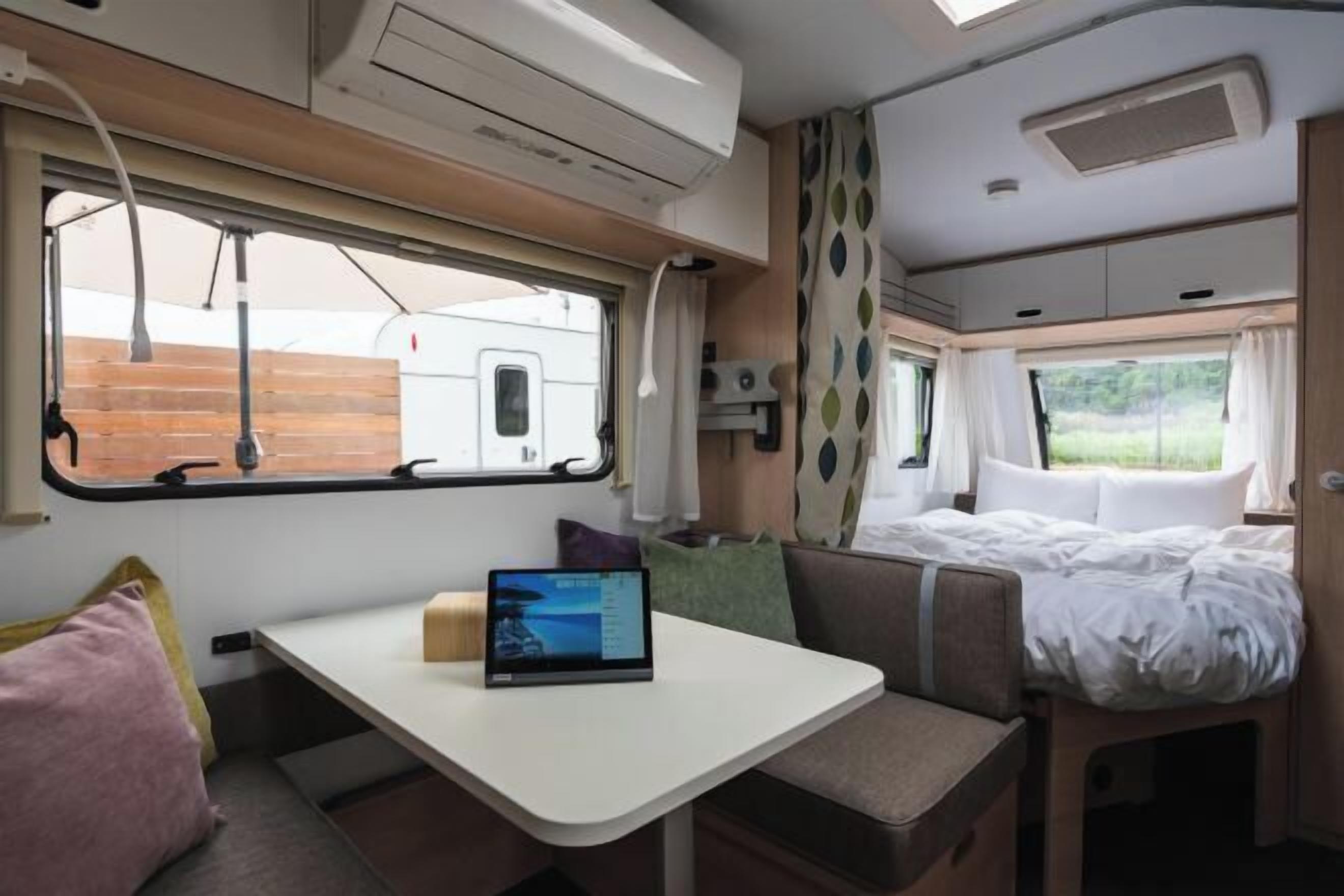 Dundyner, skrivebord, skrivebord for bærbar PC og wi-fi (inkludert)