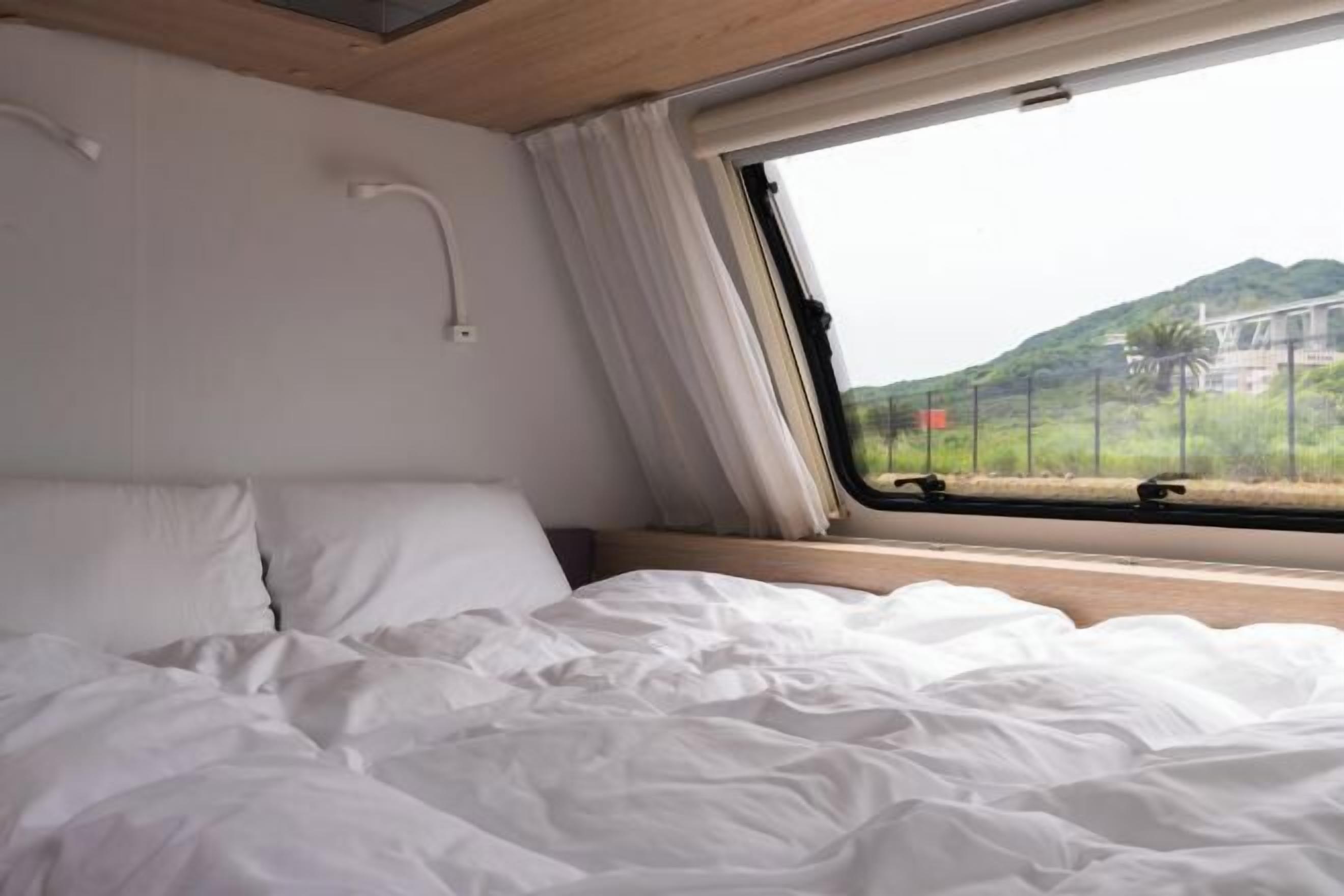 Dundyner, skrivebord, skrivebord for bærbar PC og wi-fi (inkludert)