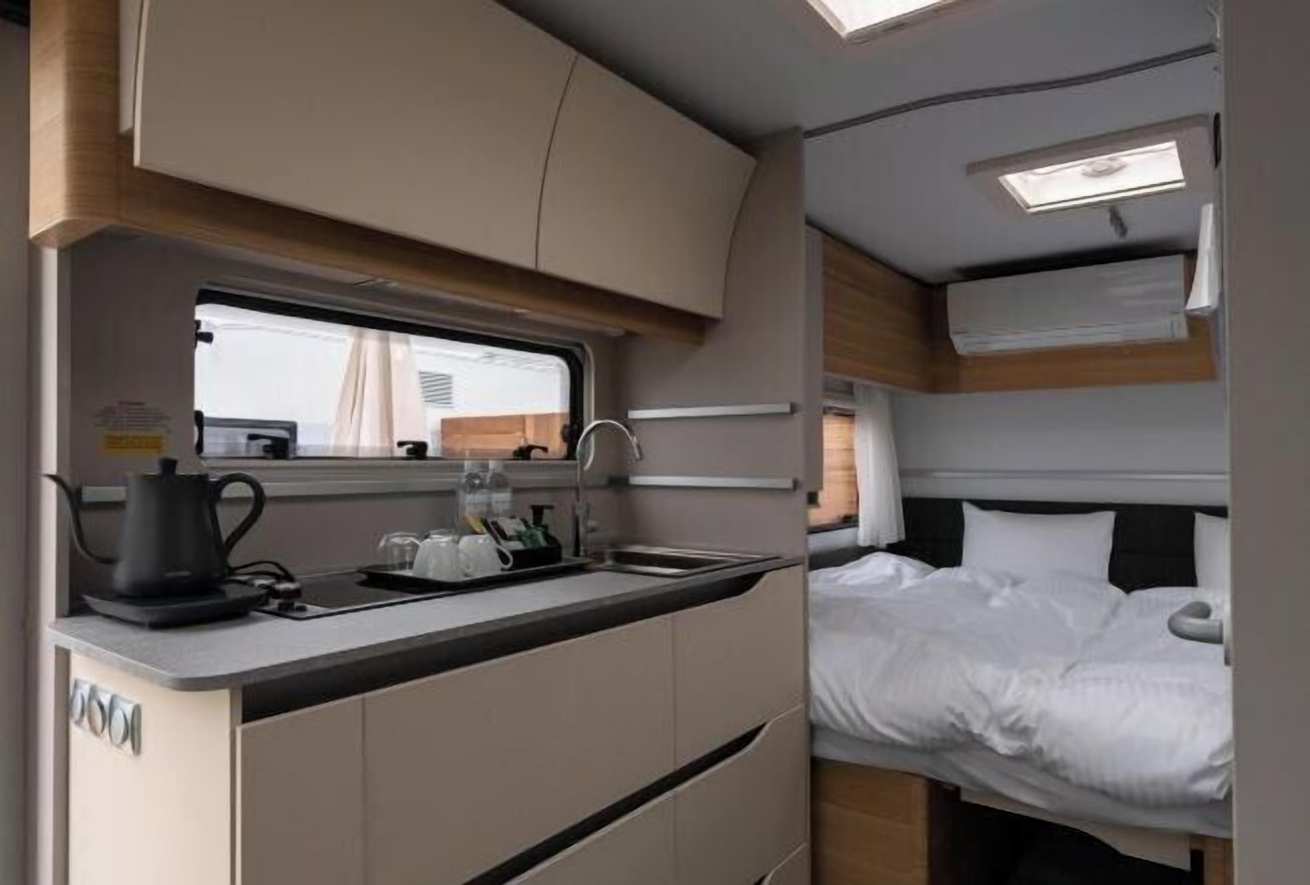 Dundyner, skrivebord, skrivebord for bærbar PC og wi-fi (inkludert)