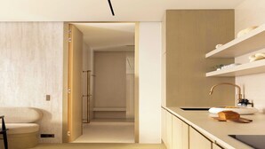 Una cocina moderna con armarios de madera, horno empotrado y encimera con lavabo.