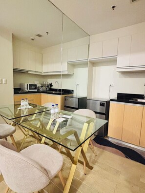 Fridge, microwave, stovetop, dishwasher - Staycation Champ Close to Your Heart (Iloilo City)