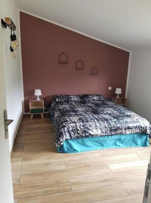2 bedrooms, iron/ironing board, bed sheets