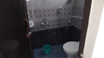 Un baño pequeño con inodoro, lavabo y ducha.