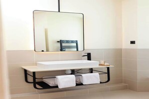 Douche, sèche-cheveux, serviettes fournies