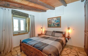 2 bedrooms, free WiFi, bed sheets - Awesome home in Monterosso Almo (Monterosso Almo)