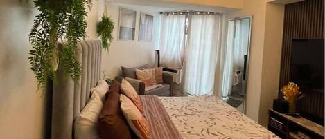 Tabla de planchar con plancha, internet y ropa de cama