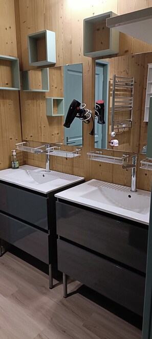 Dusche, Haartrockner, Handtücher