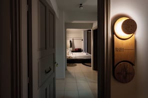 Suite luxueuse, 1 grand lit, balcon, vue sur la mer | Draps en coton égyptien, literie de qualité, couette en duvet