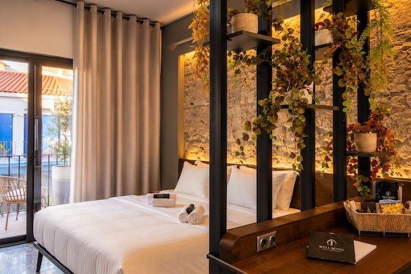 Design Suite, 1 Queen Bed, Mobility Accessible | Egyptian cotton sheets, premium bedding, down comforters, pillowtop beds