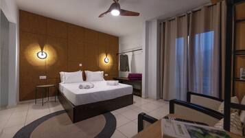 Lyxsvit - 1 queensize-säng - balkong - havsutsikt | Egyptiska bomullslakan, sängtillbehör av högsta kvalitet och duntäcken