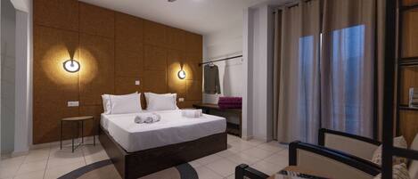 ラグジュアリー スイート クイーンベッド 1 台 バルコニー シービュー | エジプト綿のシーツ、高級寝具、羽毛の掛け布団、ピロートップベッド