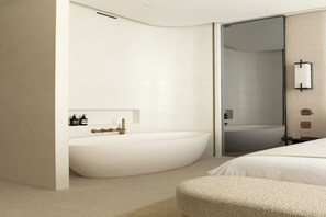 2 habitaciones, escritorio y tabla de planchar con plancha 