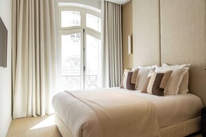 2 chambres, bureau, fer et planche à repasser, lit parapluie