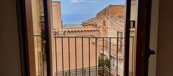 Agrigento Old Town. Charming flat by Cathedral and main avenue. Historic vibe.