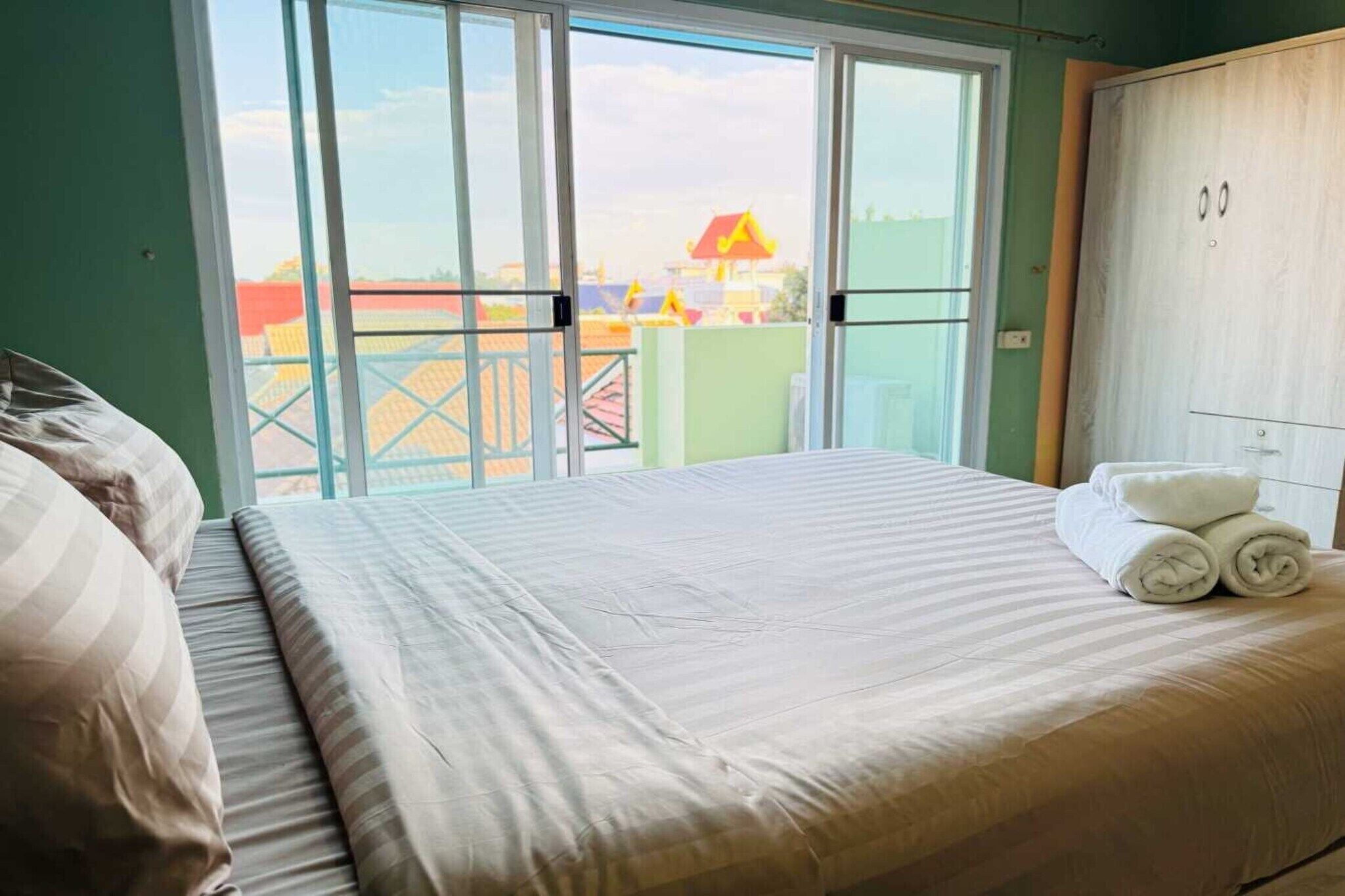 1 bedroom, desk, bed sheets