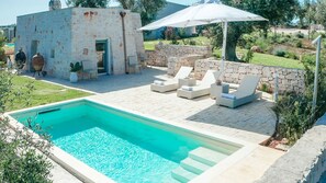 A swimming pool with lounge chairs and a pergola. - Villa in Ostuni with 10 bedrooms sleeps 24 (Ostuni)