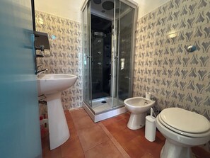 Bidet, Handtücher, Toilettenpapier