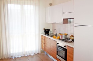 Fridge, oven, stovetop, coffee/tea maker - Beautiful apartment for 4 guests with A/C, WIFI, pool, TV and balcony (Alba Adriatica)