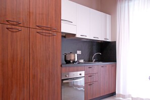 Jääkaappi, uuni, liesi, kahvin-/teenkeitin