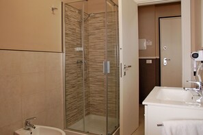 Ducha, secador de pelo, bidé y toallas