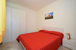 2 bedrooms, travel crib, free WiFi, bed sheets