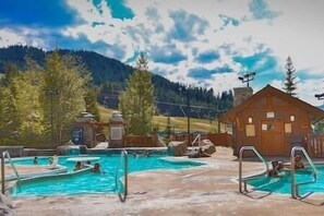 Outdoor pool - Slope Side Studio Panorama Resort (Panorama)