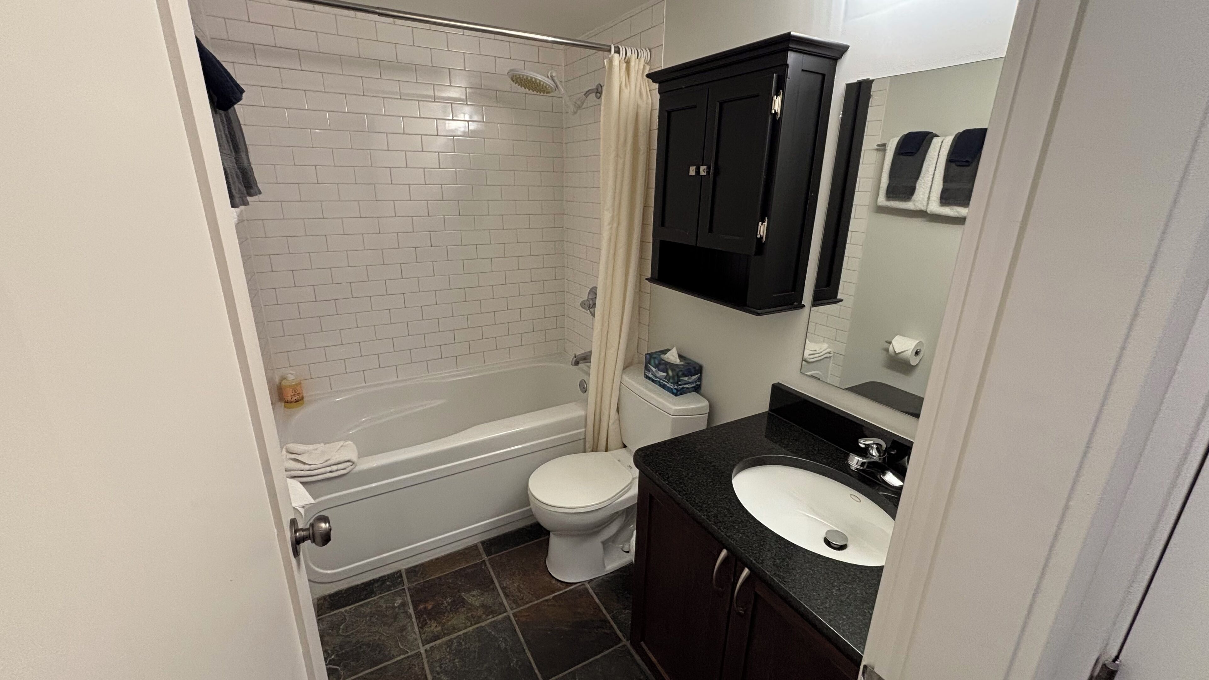 Secadora de cabello, toallas, jabón, shampoo 