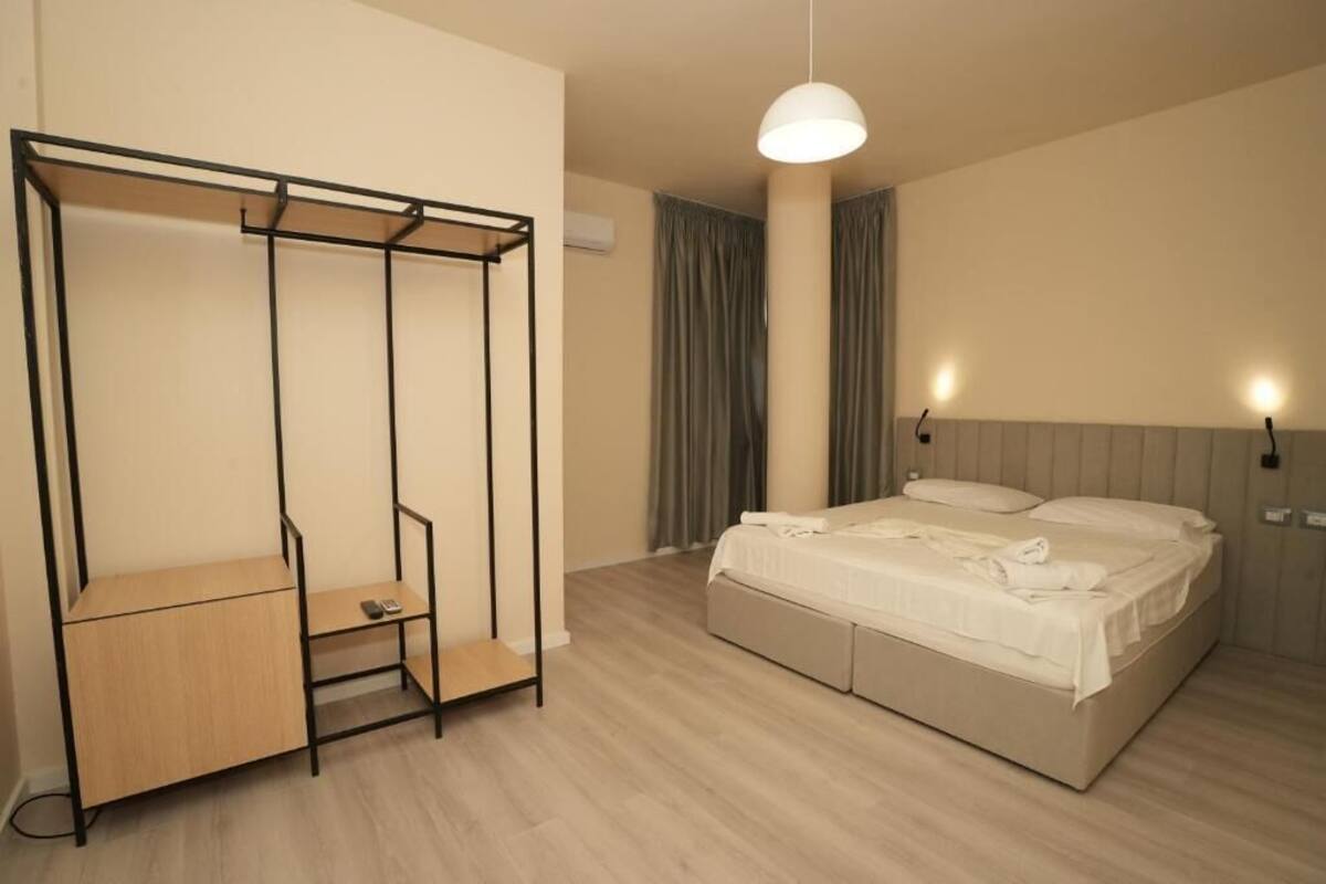 Una camera da letto con un letto, una scrivania e una poltrona sospesa.