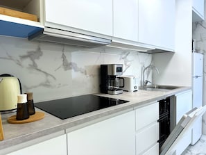 Fridge, microwave, stovetop, dishwasher