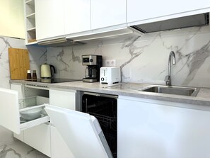 Fridge, microwave, stovetop, dishwasher