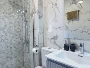 Douche, serviettes fournies, savon, shampoing